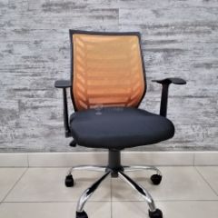 Кресло Barneo K-138 для персонала (черная ткань оранжевая сетка) в Лесном - lesnoy.mebel24.online | фото 1