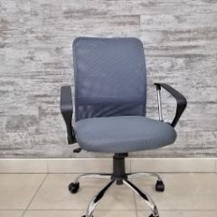 Кресло Barneo K-147 для персонала (серая ткань и сетка) в Лесном - lesnoy.mebel24.online | фото 1
